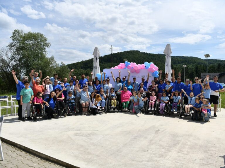 Participanții la Școala de Vară a Familiilor cu SMA
